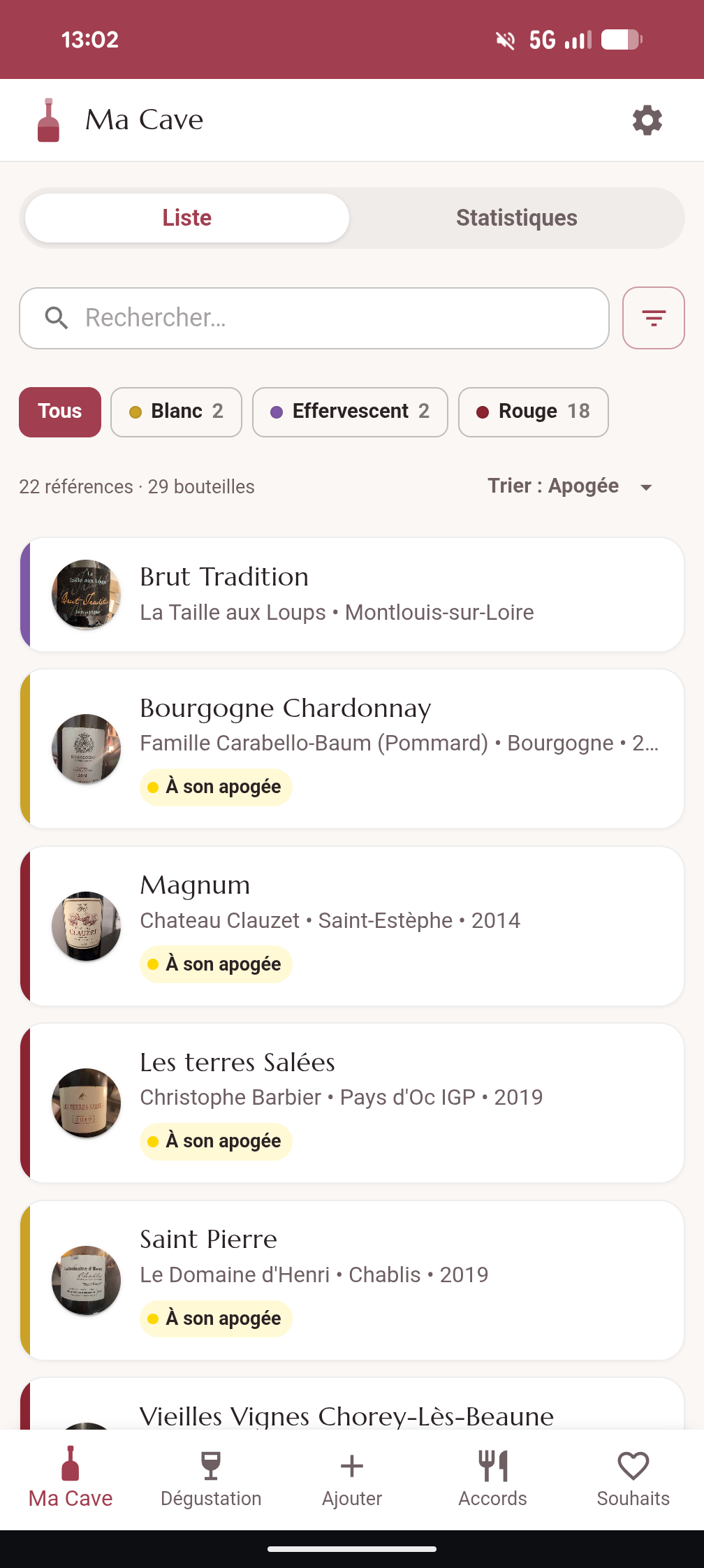 Écran Ma Cave de Vinoteo : recherche, filtres par couleur et liste de bouteilles avec leur statut d’apogée.